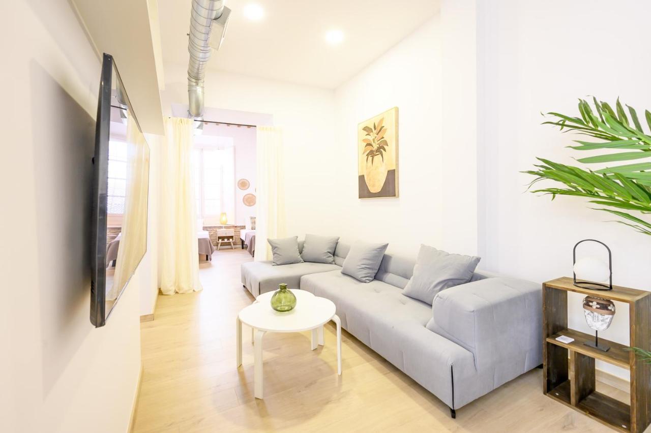Modern 3 Bedroom, City Center With Patio & High Ceilings By 10Tosea マラガ エクステリア 写真
