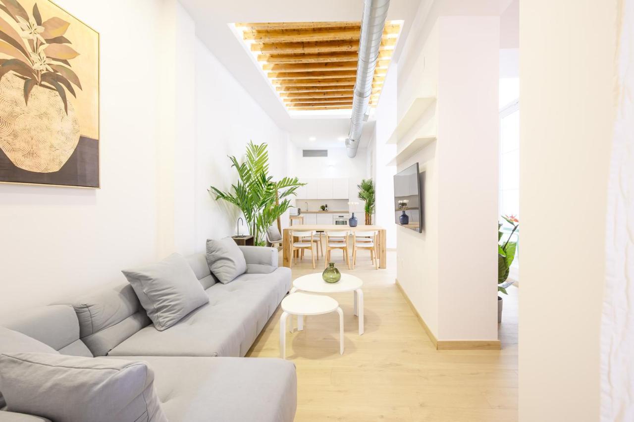 Modern 3 Bedroom, City Center With Patio & High Ceilings By 10Tosea マラガ エクステリア 写真