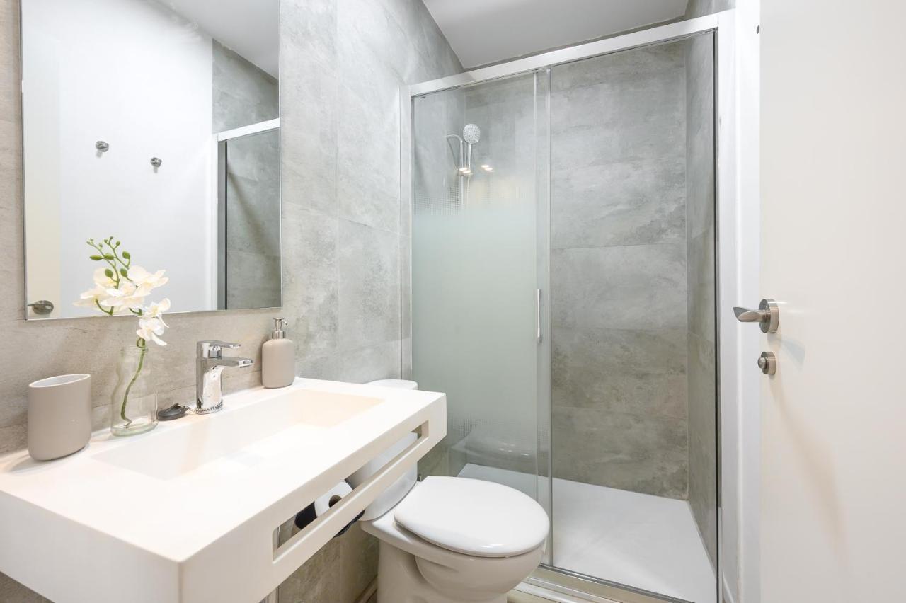 Modern 3 Bedroom, City Center With Patio & High Ceilings By 10Tosea マラガ エクステリア 写真