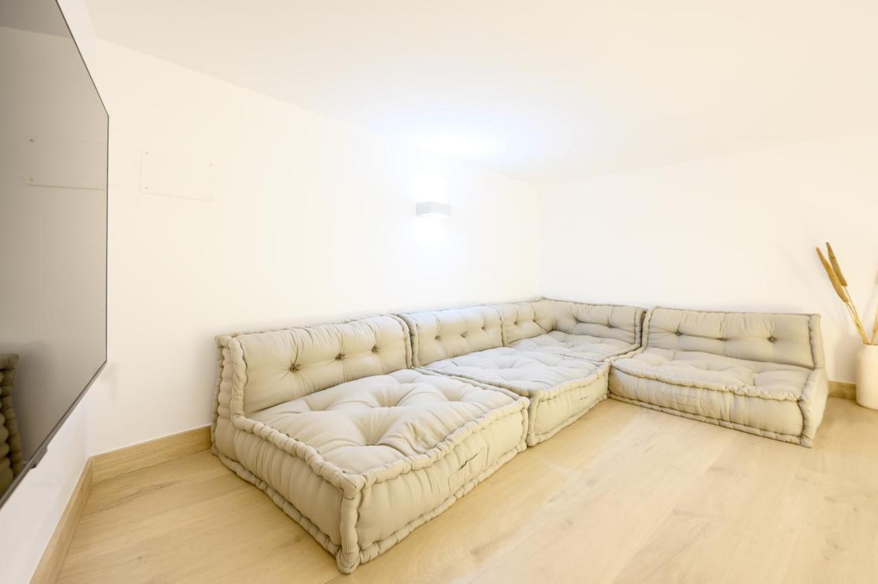 Modern 3 Bedroom, City Center With Patio & High Ceilings By 10Tosea マラガ エクステリア 写真