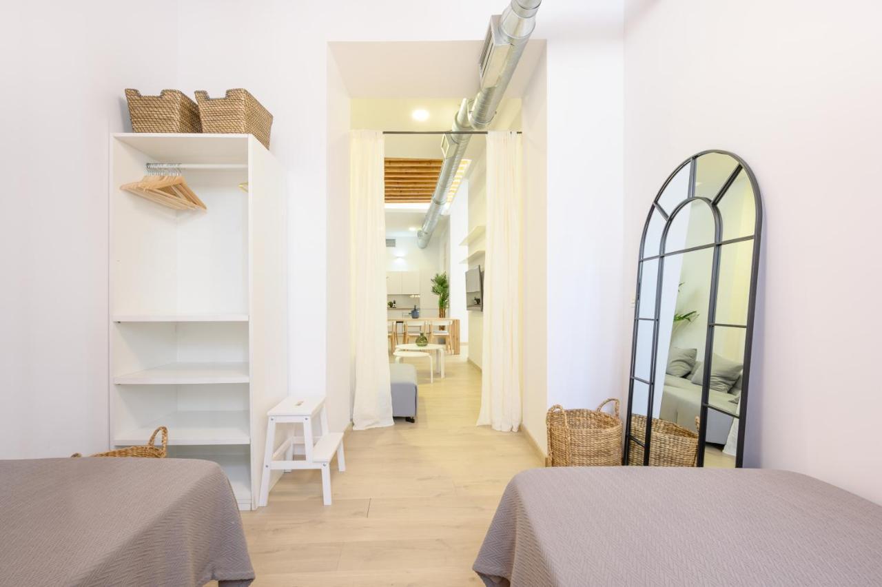 Modern 3 Bedroom, City Center With Patio & High Ceilings By 10Tosea マラガ エクステリア 写真