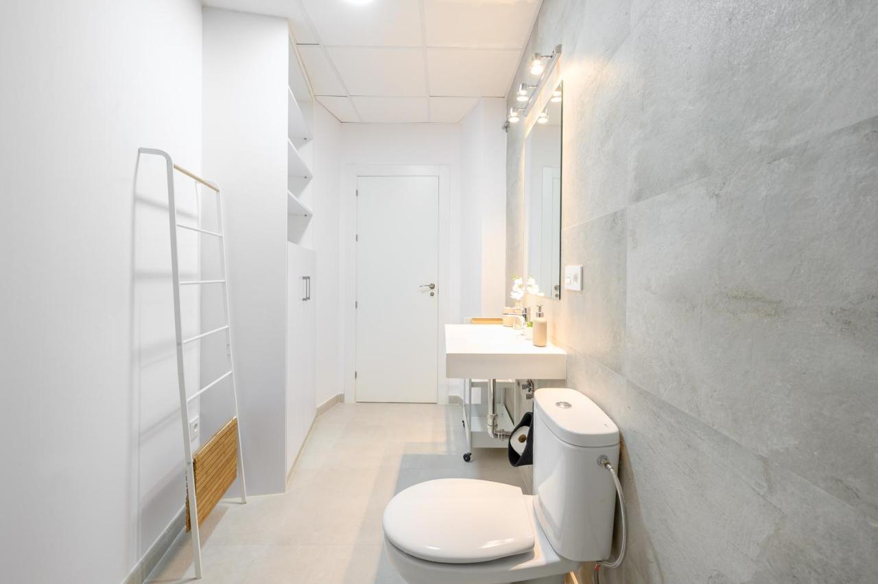 Modern 3 Bedroom, City Center With Patio & High Ceilings By 10Tosea マラガ エクステリア 写真