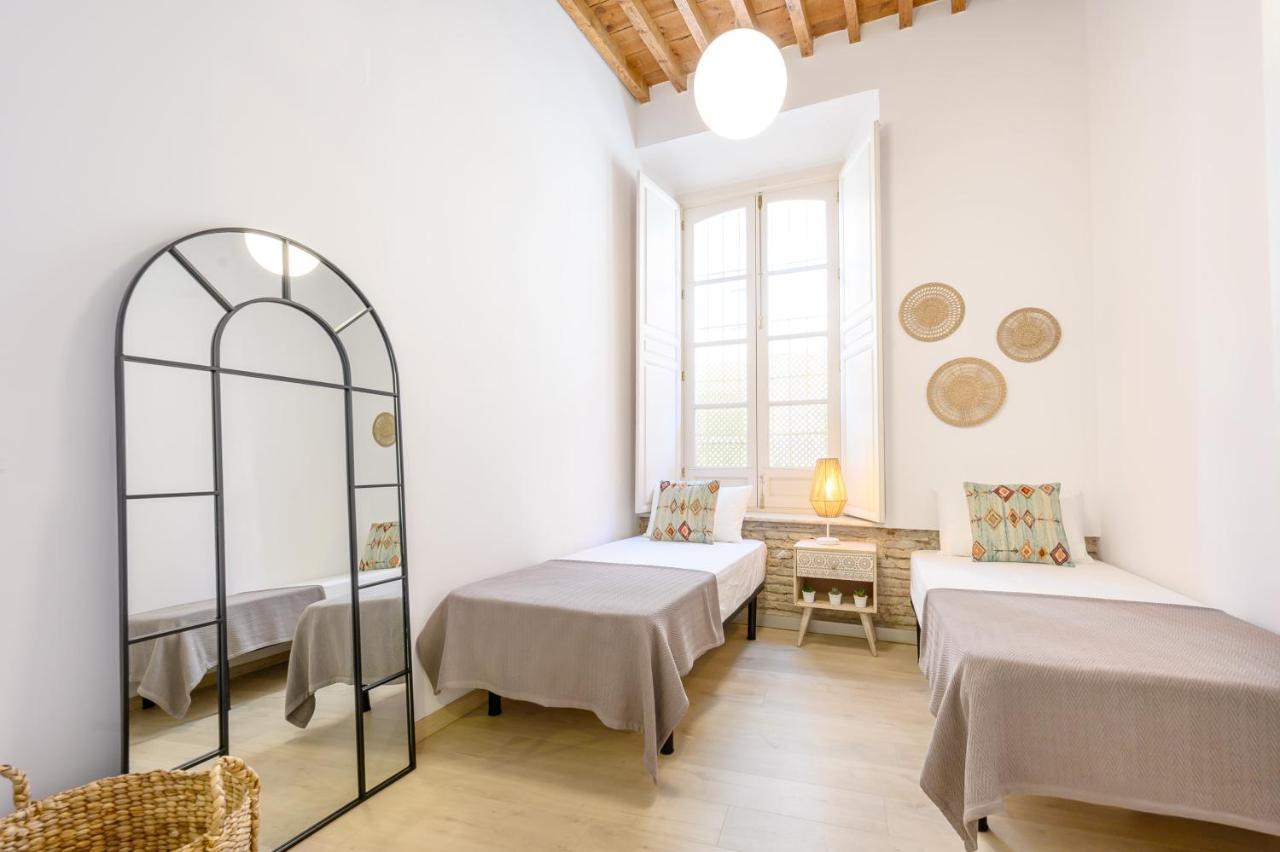 Modern 3 Bedroom, City Center With Patio & High Ceilings By 10Tosea マラガ エクステリア 写真