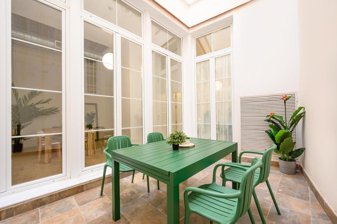 Modern 3 Bedroom, City Center With Patio & High Ceilings By 10Tosea マラガ エクステリア 写真