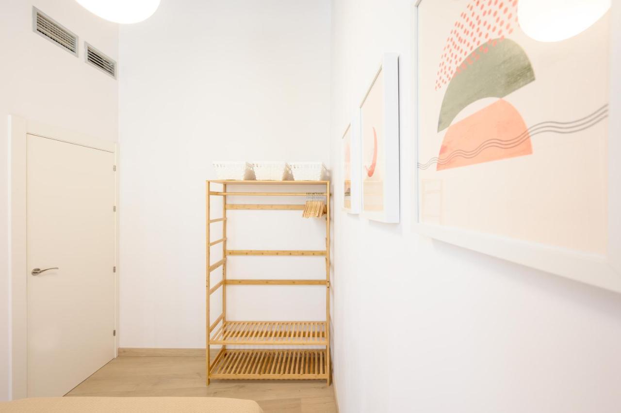 Modern 3 Bedroom, City Center With Patio & High Ceilings By 10Tosea マラガ エクステリア 写真